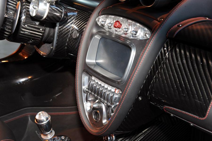 Детали интерьера Pagani Huayra 2012 года  (WW) (фото 17 из 82)